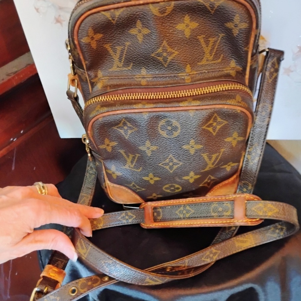 Louis Vuitton Amazone Monogram crossbody bag featuring the iconic brown canvas - Picture 3 of 12